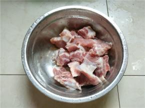 排骨洗净装盘待用
