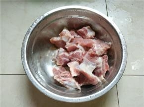 排骨洗净装盘待用