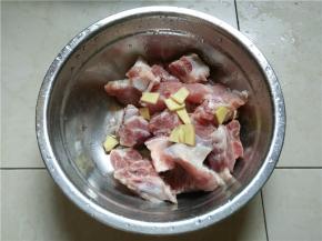 将生姜切成小块放入洗好的排骨中待用