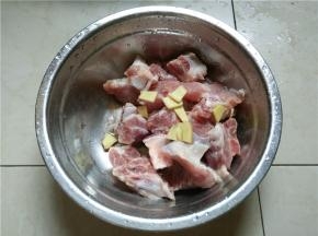 将生姜切成小块放入洗好的排骨中待用