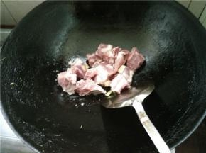 热锅下油烧热，加入生姜和排骨，翻炒一会儿，加盐调味