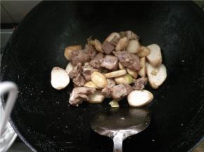 排骨在锅里翻炒一会后，加入之前炒好的芋头，混合在一起再翻炒一会儿