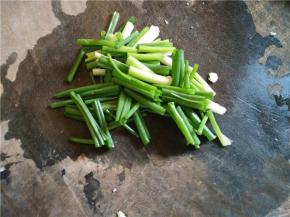 小葱切大段待用