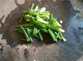 小葱切大段待用