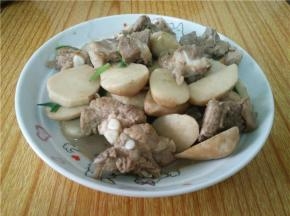 加水翻炒一会儿，装盘撒上切好的小葱即可