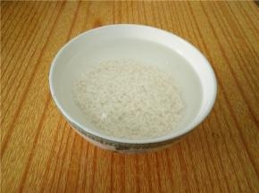 将适量糯米加凉水，浸泡两个小时待用