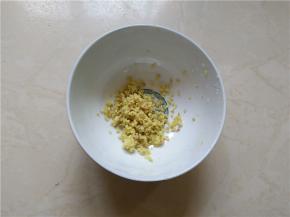 将生姜切成末装碗待用