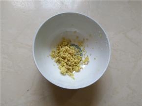 将生姜切成末装碗待用