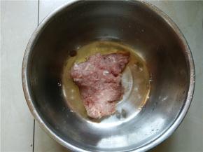 将猪肉剁成较细的肉末，装入一个较深的碗中待用