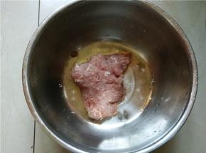 将猪肉剁成较细的肉末，装入一个较深的碗中待用