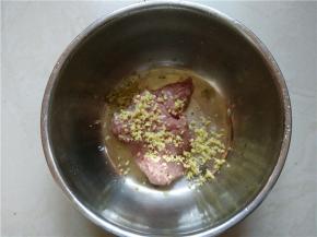 在装肉末的碗中加入切好的姜末