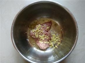 在装肉末的碗中加入切好的姜末