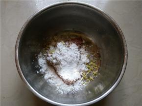 在装肉末的碗中，加入适量的生粉和面粉待用