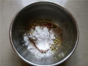 在装肉末的碗中，加入适量的生粉和面粉待用
