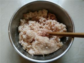 将擦成末的莲藕加入装肉末的碗中搅拌