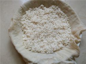 将泡好的糯米用纱布包好，滤掉水分待用