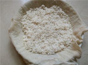 将泡好的糯米用纱布包好，滤掉水分待用