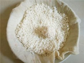 将搅拌好的肉馅，按适合的大小搓成一个个的丸子，再在糯米盘子滚一遍，使丸子外围都被糯米包裹住