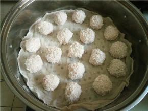 将裹好糯米的丸子放到蒸锅中蒸制，锅子开锅后蒸制20分钟