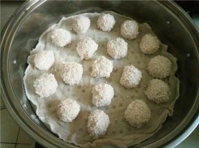 将裹好糯米的丸子放到蒸锅中蒸制，锅子开锅后蒸制20分钟