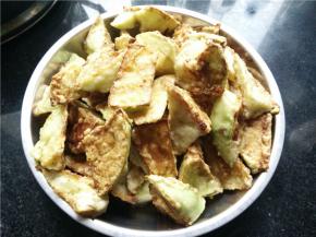 锅里多热一点油，将裹好淀粉的茄子放入油中炸至金黄