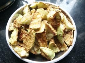 锅里多热一点油，将裹好淀粉的茄子放入油中炸至金黄