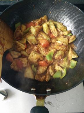 在炸完茄子的油里加入葱姜蒜爆香，之后放入切好的西红柿与青椒，西红柿出汁后放入炸好的茄子