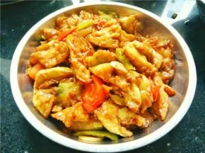 之后加入3勺生抽、两勺老抽、适量的白糖，适量的盐，翻炒均匀。之后加少量开水以免糊锅。翻炒一会便可以出锅了。