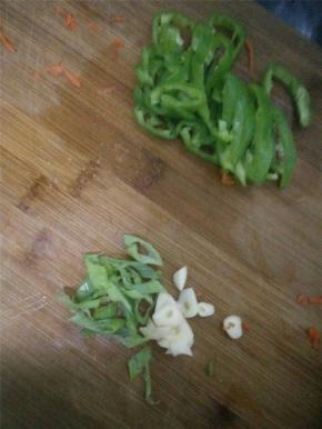 葱切片、蒜切片，尖椒、胡萝卜切细丝备用