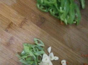 葱切片、蒜切片，尖椒、胡萝卜切细丝备用