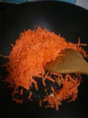 锅烧热，加入适量的食用油，放入葱蒜炒香下尖椒和胡萝卜。