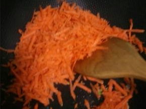 锅烧热，加入适量的食用油，放入葱蒜炒香下尖椒和胡萝卜。