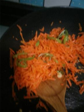 翻炒至胡萝卜变软之后加入少许生抽、食盐、香醋翻炒