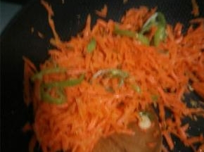 翻炒至胡萝卜变软之后加入少许生抽、食盐、香醋翻炒