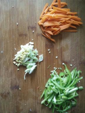 葱切片、姜切丝、蒜切片，土豆（切丝泡清水）、尖椒、胡萝卜切细丝备用