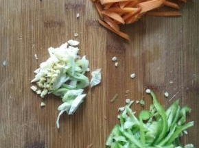 葱切片、姜切丝、蒜切片，土豆（切丝泡清水）、尖椒、胡萝卜切细丝备用