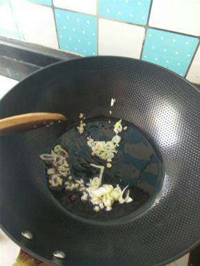 锅烧热，加入适量的食用油，放入花椒、葱姜蒜炒香。