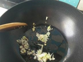 锅烧热，加入适量的食用油，放入花椒、葱姜蒜炒香。