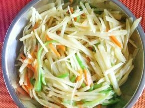 土豆丝断生之后便可以出锅了