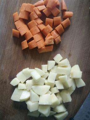 葱切丝、土豆切块、胡萝卜切块备用