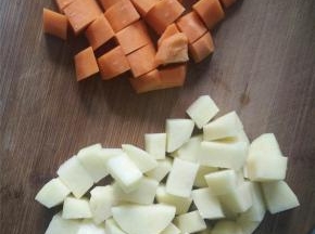 葱切丝、土豆切块、胡萝卜切块备用