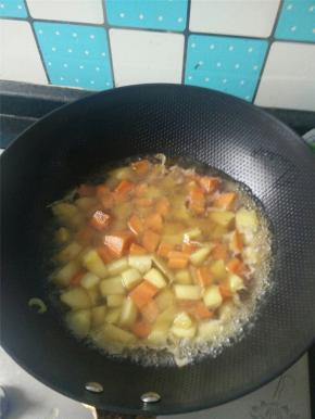 加入开水没过土豆并加入一块咖喱块，加入适量的盐