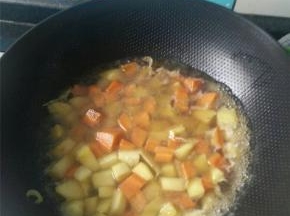 加入开水没过土豆并加入一块咖喱块，加入适量的盐