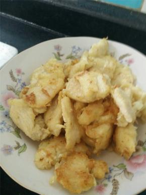 热锅凉油，当油烧至七成热的时候将拌好的肉下锅，炸至金黄。