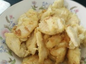 热锅凉油，当油烧至七成热的时候将拌好的肉下锅，炸至金黄。