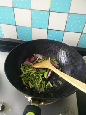 热锅凉油，油热下葱姜蒜爆香，下入切好的蒜薹和洋葱翻炒