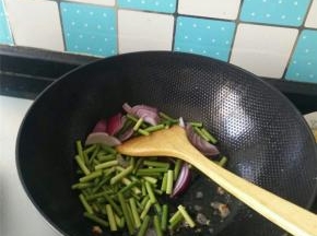 热锅凉油，油热下葱姜蒜爆香，下入切好的蒜薹和洋葱翻炒
