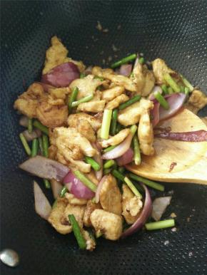 之后下炸好的肉片，加入一勺生抽，少许老抽，适量的盐翻炒。（中途可以加入少许的开水，蒜薹会变软一点口感更好）