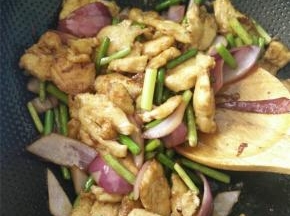 之后下炸好的肉片，加入一勺生抽，少许老抽，适量的盐翻炒。（中途可以加入少许的开水，蒜薹会变软一点口感更好）