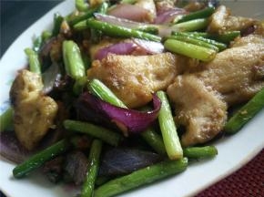 炒至蒜薹变软之后便可以出锅了